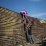 9 - САД-Мексико - мигранти минуваат бариера