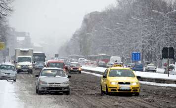 Слаб снег провејува на Попова Шапка, сообраќајот во државата се одвива непречено по претежно влажни коловози