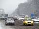 Слаб снег провејува на Попова Шапка, сообраќајот во државата се одвива непречено по претежно влажни коловози