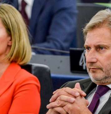 Могерини и Хан: Граѓаните рекоа „да“, Собранието на потег