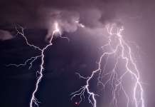 Силна бура со 64.000 молњи во Британија ги поремети летовите