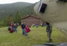 Спасени 140 деца по поплавите во Тексас и Монтана