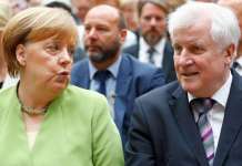 Зехофер понуди оставка, владата на Меркел виси на конец