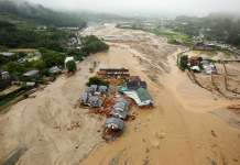 Поплавите и свлечиштата однесоа животи во Јапонија