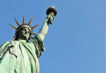 Уапсена демонстрантката која се качи на Статуата на слободата