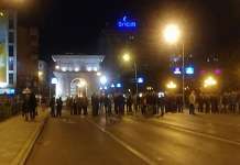 Граѓани протестираат пред Собранието за бојкот на референдумот