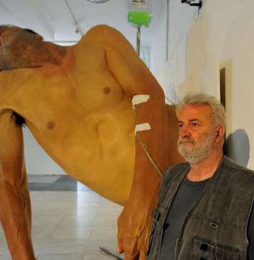 Човекот е оптоварен со медиуми и желба за себепромоција