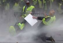 Брисел блокиран, судири меѓу „жолтите елеци“ и полицијата