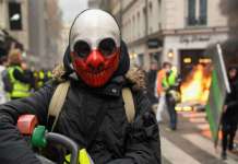 Вкупно три четвртини од Французите ги поддржуваат „жолтите елеци“