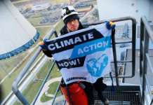 Активисти на „Гринпис“ се качија на оџак на термоцентрала во Полска