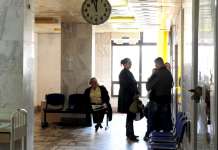 Татковците лежат во болница со децата, но во друга просторија