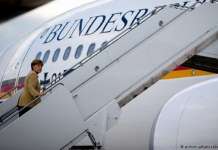 Авионот на Меркел принудно слета во Келн