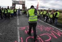 Прва отстапка на француската влада пред жолтите елеци