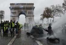 Во судирите во Париз повредени најмалку 65 лица