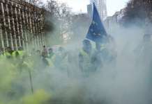 Празни бензински во Париз, најавен протест во Белгија