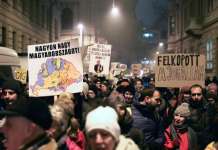 Илјадници Унгарци на марш против Виктор Орбан
