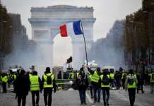 Протестите на „жолтите елеци“ нејсериозен предизвик за Макрон