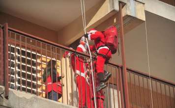 Дедо Мраз и супер херои од цртаните филмови им поделија пакетчиња на хоспитализираните на Детската клиника