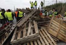 Француската Влада бара отстранување на блокадите поставени од „жолтите елеци“