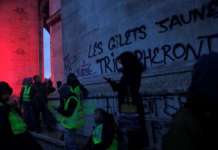 Франција размислува да воведе вонредна состојба