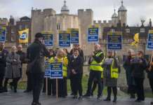 Гардистите на Лондонската кула со „жолти елеци“ штрајкуваа првпат по 55 години