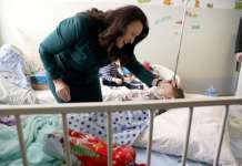 Иванова подели пакетчиња на Детска клиника