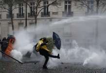 Во Париз приведени над 100 демонстранти