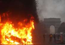 Во Париз приведени 224 лица, затворени 20 метро станици