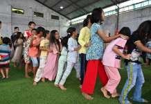 Песна и игра за оние кои не ја разбираат маката што ги снашла