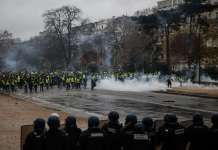 Празните џебови на „другата Франција“ го запалија Париз