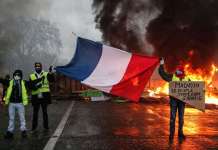 Не стивнуваат протестите во Франција