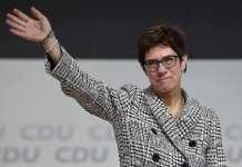 Анегрет Крамп-Каренбауер избрана за наследничка на Ангела Меркел