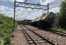 Најмалку две лица го загубија животот во железничка несреќа во Јужна Африка