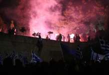 Судири, солзавец и палење на македонското знаме во Атина