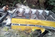 Најмалку седум жртви во пад на училишен автобус во клисура во Индија