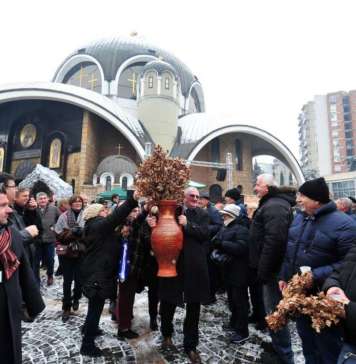 Традиционално бадникување пред Соборниот храм во Скопје