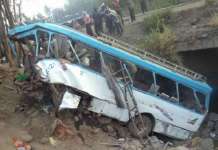 Во Етиопија 17 лица загинаа откако автобус падна во провалија