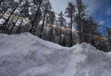 АМСМ: Лавина на патот Маврово-Дебар, сообраќајот се одвива по една лента