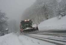 Поради расчистување на снегот затворен патот Велес-Скопје
