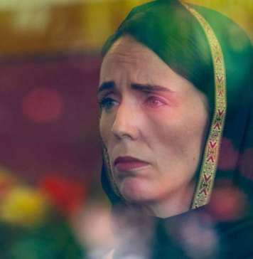 Вистински лидери навистина постојат: Џасинда Ардерн со утеха и цврстина ја води потресената нација