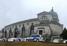 Свештеник избоден за време на миса во Канада