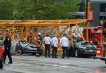 Четири лица загинаа откако падна кран на улица во Сиетл