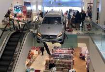 Автомобил влета во трговски центар во Хамбург