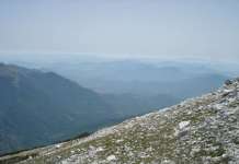 Екипи на МВР и јавен обвинител вршат увид на местото на авионската несреќа