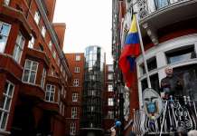 Земјата што го штитеше Асанж ќе ги предаде неговите тајни