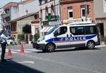 Вооружен маж држи заложници во продавница во Тулуз