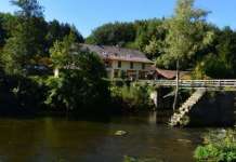 Во Германија пронајдени телата на три лица убиени со самострел