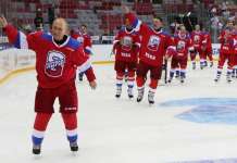 (Видео) Путин на хокејарски меч: Даде осум голови и падна додека ја поздравуваше публиката