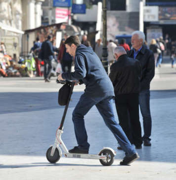 Две малолетнички паднале од електричен тротинет и тешко се повредиле