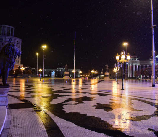 Само звукот на снегулките одекнуваше во ноќта